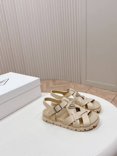 最新系列！Prada 普拉达2024春夏新款凉鞋 最新走秀系列，经典升级 舒适度与时髦度并存 每个颜色搭配都好看，设计搭配不同风格需求 鞋面：定制面料 内里: