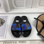 工厂价 LOUIS VUITON 路易威登情侣拖鞋，原版1.1订做，专柜经典款。鞋身高温附带logo，大底专柜附带logo ，任何细节都不错过 这款拖鞋专柜特别