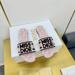 出厂价 2024 Dior迪奥夏季刺绣凉拖 Dway带跟凉拖是一款经典单品，自然色酒椰草和黑色棉质鞋面饰以 Christian Dior Paris 标志刺绣，