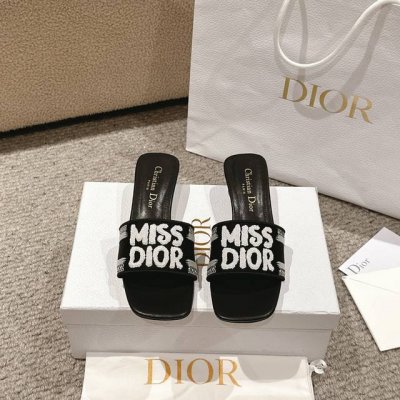 代购级别！2024新款迪奥miss Dior 系列平底拖鞋，经典上乘美艳力作 dior专柜最火春夏系列 兼备气质 时尚 经典耐看的设计风格 上脚效果特别美！原版