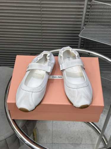 出厂P310 /#缪缪春夏新款 饼干鞋 阿甘鞋休闲运动鞋 miumiu最新爆款 前卫大胆的设计，Miu Miu风格融于此款厚底帆布运动鞋的简约线条， 别致徽标饰