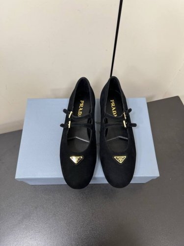 双带羊猄 Prada 25Ss 普拉达秋冬新品 实力来袭 玛丽珍单鞋 芭蕾舞鞋 超级爆系列爆品，各大网红明星乔欣，程潇，同款圆头三角扣 玛丽珍单鞋 ！ 时髦百搭