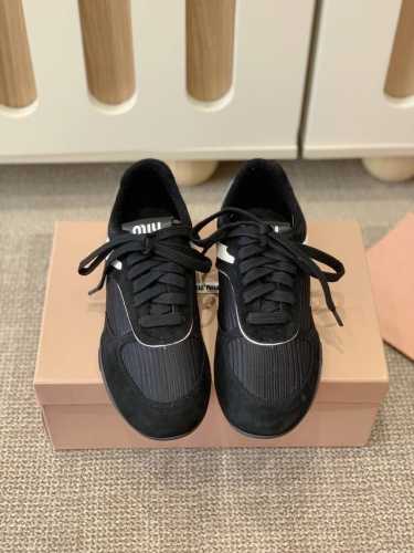 Miu Mi* 春夏新品 代购级别 我是细节控 面料对版Zp单薄清透 区别于市场不对版厚面料 皮料对版Zp轻微擦旧 随性而为 复古时髦 百搭舒适 新爆款来袭～