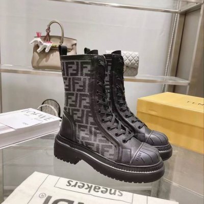 Fendi Domino机车靴，内部采用系带和侧面拉链设计。黑色皮革材质。布料材质，饰有黑色和灰色ff提花图案。橡胶鞋底，鞋头饰有纹压花ff图案。意大利制造 面