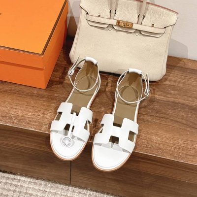 高品质！ Hermes 爱马仕经典Santorini 凉鞋 新设计灵感还是遵循传统经典 H 鞋面，搭配精致踝带、可调节系带，适合日常穿着、打造时尚悠闲风格业内独