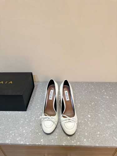 Alaia 24Ss0新款圆头一字带 高跟 单鞋 这得益于 他在巴黎艺术学院设计学院雕塑学科背景 这位突尼斯设计师早在上世纪80年代因其紧身造型在巴黎掀起一波崇