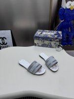 出厂： 新款迪奥miss Dior 系列平底拖鞋，经典上乘美艳力作 Dior专柜最火春夏系列 兼备气质 时尚 经典耐看的设计风格 上脚效果特别美！原版复刻制作！