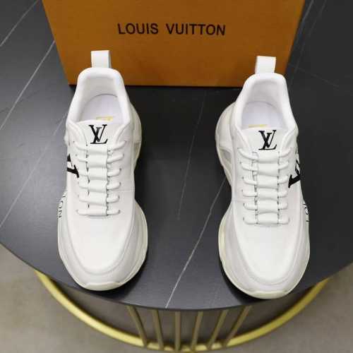 出厂价：品牌：Lv路易威登标准码：38-44 45订做等级：官网同款材料：原版面料 舒适羊皮内里 增高轻便耐磨柔软大底款式类别：男士时尚休闲鞋 跑步 运动鞋 尊
