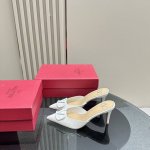 Valentin*华伦大v扣凉鞋，专柜最新系列 最高版本 V家这次出的水钻系列可以说是非常火爆了 抛弃了一贯的铆钉元素 化繁为简 更加精致耐看按正品1：1复制