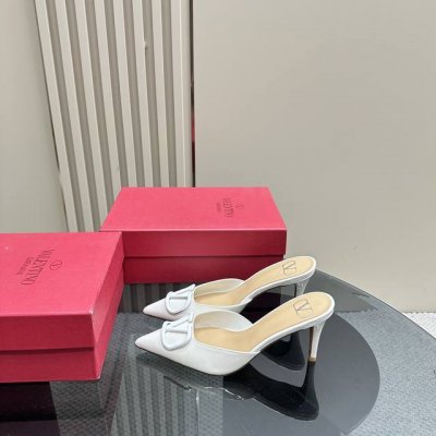 Valentin*华伦大v扣凉鞋，专柜最新系列 最高版本 V家这次出的水钻系列可以说是非常火爆了 抛弃了一贯的铆钉元素 化繁为简 更加精致耐看按正品1：1复制
