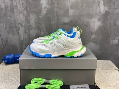 顶级版本 自家工厂原版1:1.开发，顶级版本 ，莞货代购级别，原装大盒 硅胶鞋垫，细节自己看 Balenciaga 巴黎世家三代 复古运动姥爷鞋 3代Tripl