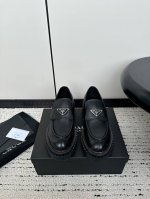 Prada 普拉达24Ss 秋冬新款松糕厚底复古擦色做旧 乐福鞋 秋冬t台走秀主推款！整个系列都充满了令人兴奋和意外的元素结合！复古带点贵气的感觉，上脚非常完美