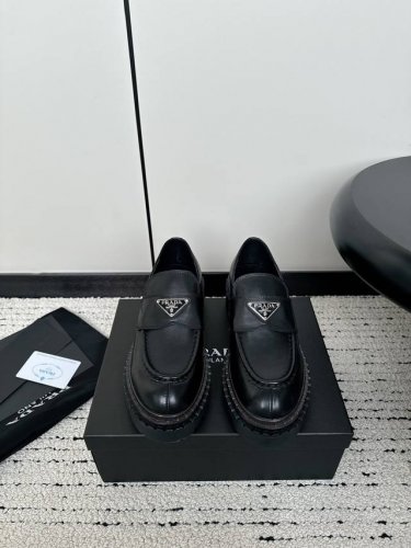 Prada 普拉达24Ss 秋冬新款松糕厚底复古擦色做旧 乐福鞋 秋冬t台走秀主推款！整个系列都充满了令人兴奋和意外的元素结合！复古带点贵气的感觉，上脚非常完美