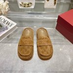 gucci早春爆款穆勒鞋！拖鞋！ 采用柔软绒面皮在意大利制成，鞋面压印品牌标志性双G字母，横扣带上刺“”绣“Gg”Logo图案 萌萌圆鞋头点缀手工凸缝线迹 橡胶