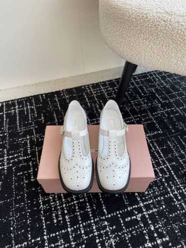 代购级 Miu Miu 缪缪 24Ss 秋冬新款英伦风 玛丽珍 乐福鞋 Miumiu秀场适当“邋遢”擦色工艺独一无二的工艺来自miu Miu系列的细节特写 新季