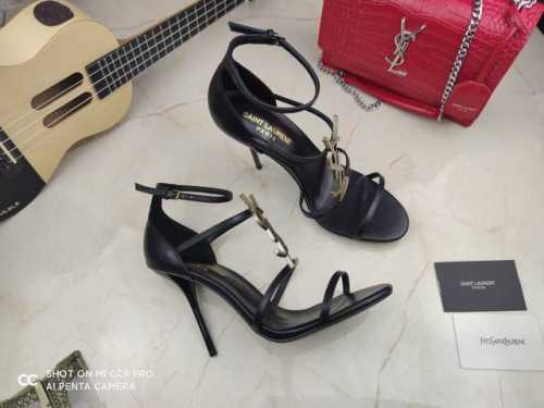 真皮底 Saint Laurent 圣罗兰、一字带凉鞋早春专柜同步最新款、YSL、Logo字母扣装饰经典上乘美艳力作 专柜最火春夏系列 兼备气质 时尚 经典耐看