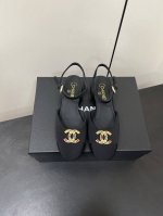p380Chanel 25P小香双C扣粗跟中空玛丽珍单鞋低跟跟凉鞋 本季最仙玛丽珍大爆款，每一期玛丽珍都被抢光，今年衣橱的Top肯定属它了，上脚百搭超显瘦，真的