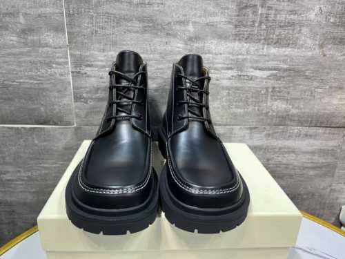 2054春秋最新款maison Margiela 的前卫没学在这款皮质德比鞋中得以淋漓展现，方头设计盒光泽饰面风格鲜明，单品采用厚实tpu橡胶底，Maison
