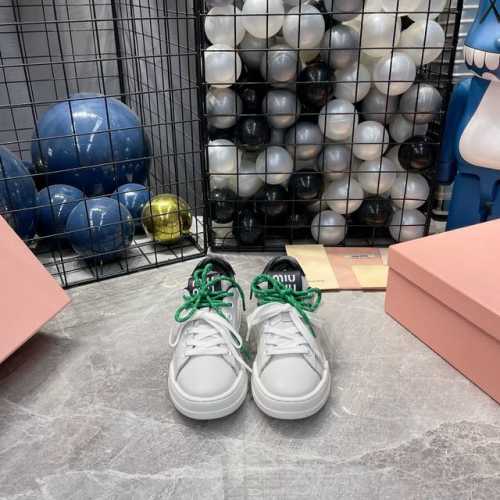 出厂 Miumiu 缪缪 24Ss 新款秋冬季 休闲鞋，美到心坎上啦！ 柔软的真皮材质，触感细腻，亲肤舒适。 独特的设计，时尚又百搭，无论是搭配牛仔裤还是裙子，