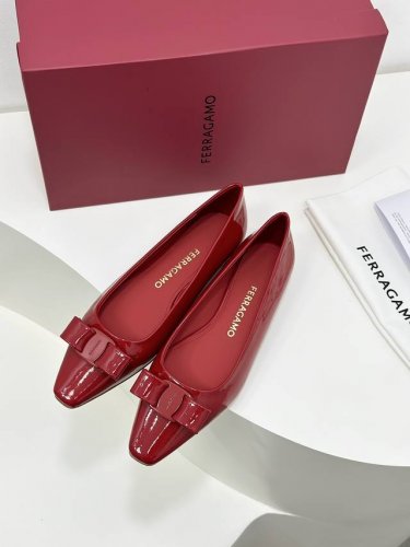 工厂价 400 Sf Salvatore Ferraga*O 菲拉*慕新款Vara漆皮蝴蝶结小方头单鞋！新楦头的Vara更时尚，看一眼就能爱上的小方头女人味十足