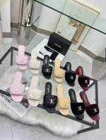 CHANEL 25早春新品 拖鞋火爆上市！黑色、米白、杏色、粉色、黑色真丝绒、酒红真丝绒、跟高6厘米。35-43。橡胶底 。真皮底
