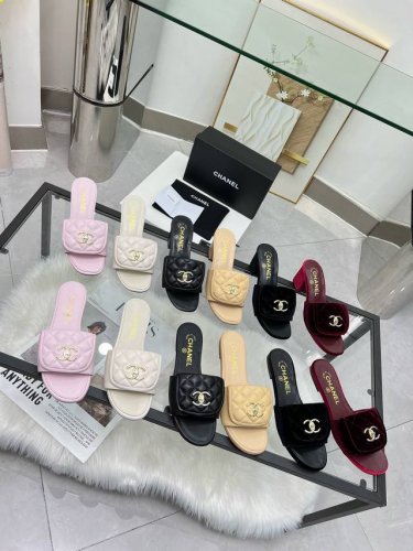 CHANEL 25早春新品 拖鞋火爆上市！黑色、米白、杏色、粉色、黑色真丝绒、酒红真丝绒、跟高6厘米。35-43。橡胶底 。真皮底