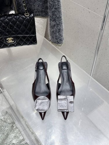 代购级 Jacquemus 25Ss春夏新款尖头鸳鸯扣小猫跟后空凉鞋 几何图形设计 圆扣 方扣 新颖时尚大方，性感不失优雅，很显脚部线条，附有骨感美的视觉效果，