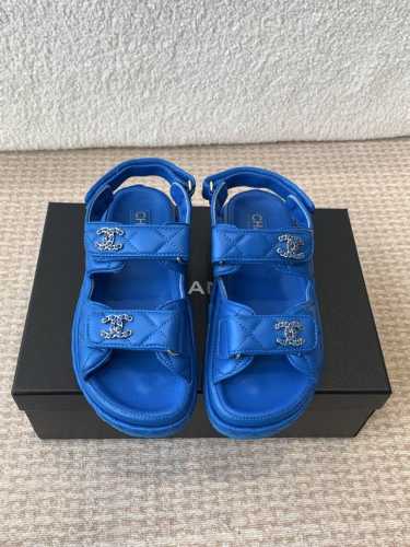 CHANEL2025春夏最新面料 专柜主推魔术贴沙滩凉鞋新色系列上新★★★★★ 众多明星网红上脚，国内外博主刷爆的一个百搭系列，春夏衣橱搭配必备 凉鞋首选. 鞋