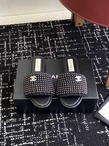 代购级 Chanel 小香 25Ss 春夏新品度假 珍珠懒人拖鞋 小香的一款全新设计 鞋面纯手工珍珠编织搭配双C五金装饰 简约百搭上脚超级美的 怎么看都超美 鞋