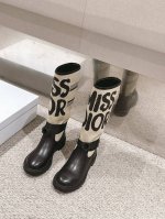 顶级品质 Dior Fw24 New Arrival～ D家2024秋冬新品｜刺绣骑士靴 靴身黑色白撞色搭配设计，非常的洋气时髦～ 小牛皮鞋身饰以logo字母涂