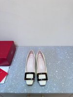 Roger Vivier Rv 24Ss 新款 云纹贝母玳瑁方扣单鞋 始创于1965年，Roger Vivier是品牌代表作，以其特别的饰扣和skyscrape