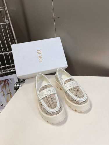 Dior 迪奥25春夏新款超轻乐福鞋 全新大底厚底 版面力求打造时尚经典单品 巴黎时装周第一场分量十足的大秀场打造的新品 灵感由D主设计师巧妙结合在完美鞋型上.