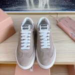 出厂 MiuMiu缪缪2025早春最新走秀款 休闲 运动鞋 阿甘鞋 德训鞋原版购入开发 做货 这款休闲运动鞋引起关注，MiuMiu缪缪在各大品牌中脱颖而出的四季