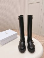 短靴款 高靴 Di0R 迪奥 秋冬新款短靴 高版本 Dior 标志字母靴子 彰显经典设计。经久不衰的马靴造型，采用柔软的黑色牛皮革制作，打造休闲又不失优雅的风格