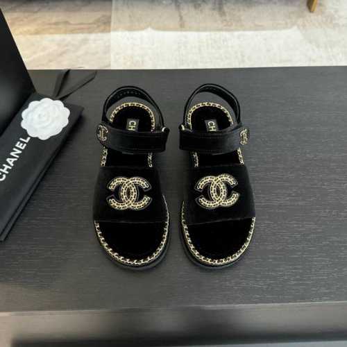 CHANE*｜小香25C春夏新品度假厚底链条双C凉鞋这一季度假凉拖系列真的超美！搭配链条双C五金装饰 简约百搭上脚超级美的 怎么看怎么好看 Go 材质： 鞋面采