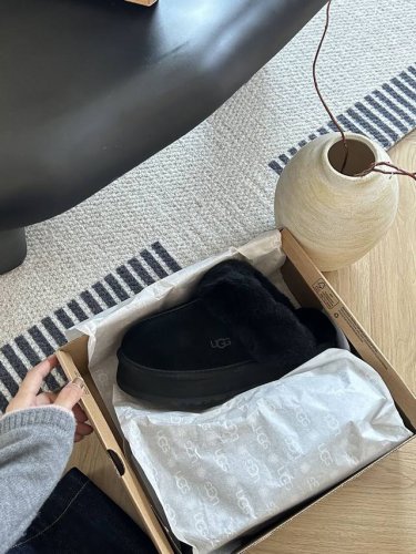 黑色 +++厚底羊毛拖鞋 星拖plus版 包头款舒适 可居家 可外穿羊毛拖鞋 鞋面牛剖层 内里隆丰莫卡辛羊毛 原版三层组合大底 上脚轻盈舒适，只做顶级版 油边工