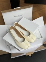 代购级版本 莞产 Maison Margiela 经典色+25秋冬新配色Margiela 经典分趾头系列！材质和工艺均媲美zp小羊皮的材质 鞋头秀气贴合脚的包裹