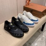 新款: 厂价: Lv* 最新爆款休闲鞋，顶端品牌奢侈～代购，顶级～质量。鞋面選用进口透气牛皮搭配材质透气羊皮垫脚 精细做工。原版个性时尚柔软橡膠耐磨防滑大底，上