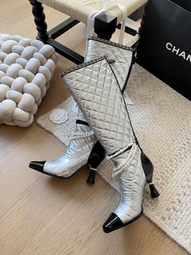 Chanel 24B秋冬新款珍珠菱格链条长靴！ 顶级版本！珍珠链条搭配经典百搭 抢先发售 鞋面小牛漆皮羽绒布 内里垫脚羊皮 原版真皮大底 跟高：8Cm 码数：3