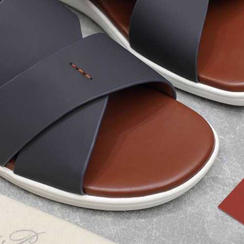 Loro Piana Tomori Sabot情侣款拖鞋 这款这款鞋履采用柔软的绒面牛皮革制成，质感丰富，通过loropiana标志性精湛手工技艺精制而成。以潜