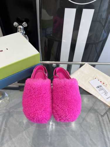 代购级 Marni 玛尼新款毛毛凉鞋 是来自意大利的独立设计师品牌，迅速走红国际时装界的一个著名品牌。 纯粹的奢华感是marni所致力打造的风格。凉鞋的透气结构