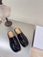 分趾拖鞋 Mm6 Maison Margiela P440 小牛皮开边朱面料 水染牛皮内里 意大利真皮组合大底 大热时尚风格 黑色小牛皮 开边朱 Mm6 Mai