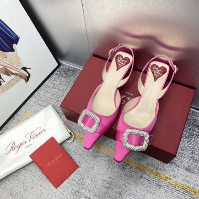 出厂价 代购级 Roger Vivier2024春夏 名媛气质凉鞋. 面料进口定制真丝光滑材料.内裡垫脚:昆种绵羊 原版施华洛世奇 方扣施华洛水钻方扣 意大利真