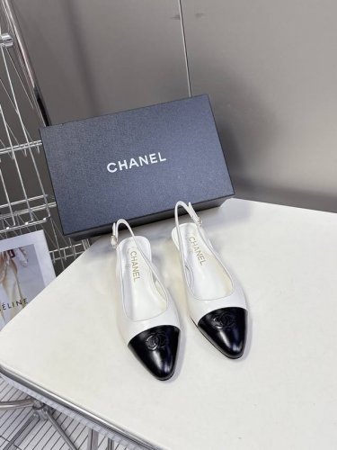 香奈儿CHANEL25ss春夏新款坡跟鞋进口皮高级舒适，配女神们的半身裙，不规则的弧形尖头，晚宴系列专属高跟鞋贯穿整季lookbook完全戳中我，简单又不失细节