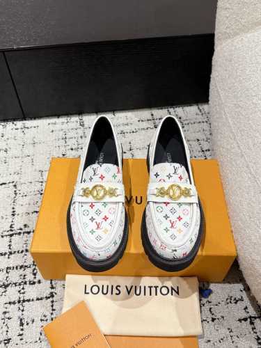 460 #顶级版本 louis Vuitton 路易威登 /25情侣款厚底乐福鞋 lv这款宽厚的鞋底，增高效果真的很不错， 经典复古单品，搭配牛仔裤穿超酷 时髦