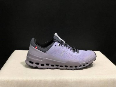 顶级版本On昂跑 Cloud Ultra 舒适减震防滑透气低帮跑鞋！瑞士高性能运动品牌on打造的此系列作品，鞋面由再生聚酯纤维和网眼布制成，采用独家镂空橡胶鞋底