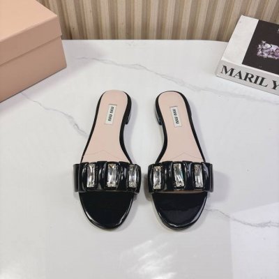缪缪miumiu2025vs春夏新款拖鞋系列 专柜主打最新款 休闲小白鞋硬货上新 代购级别！高级感十足！国内外博主刷爆的一款，复古又时髦 上脚美炸了！官网主推款