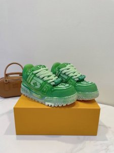 意大利蕞新工艺 Lv Trainer Maxi 小胖丁胖嘟嘟系列面包鞋 巴黎时尚走秀款，进口订制细柔小牛皮，结合粗犷厚实织物鞋带，缤纷原配扣件品牌经典元素，备受