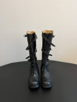 Miu Mi* 24秋冬走秀款 机车风复古长靴 短靴 走秀款 酷飒酷飒的 延续了爆款风格 Miu 24秋冬秀款 短靴新品 经典机车靴造型，帅气摩登 鞋面 植糅小