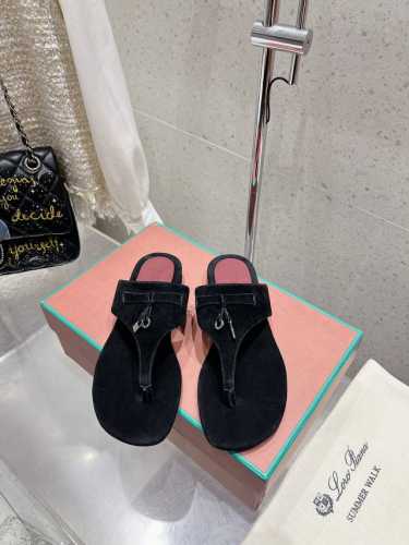Loro Piana 25春夏LP顶级版本英伦宝石吊坠夹脚平底拖鞋凉鞋原来这就是传说走两万步都不会累脚的夹脚凉鞋把颜值和脚感都拿捏住了，上脚一走就会被彻底沦陷～